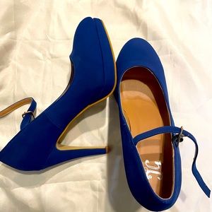 Women’s Heels, Size 8, electric blue with a 4 inch heel.  Never been worn!